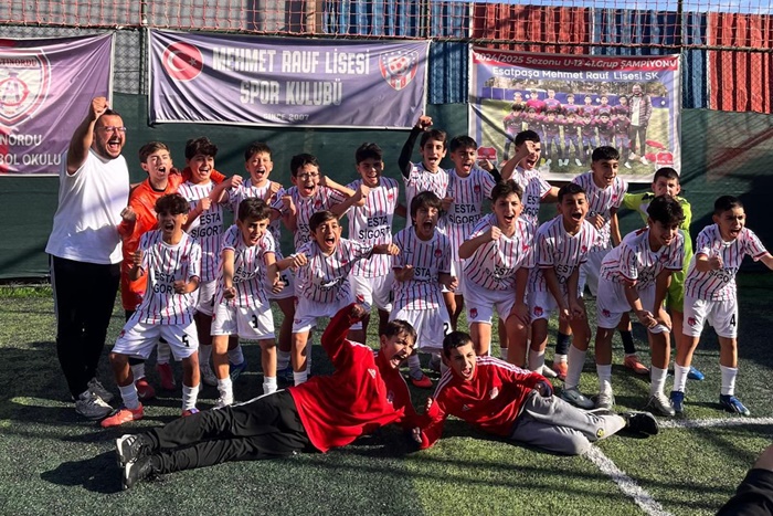 Mehmet Rauf Lisesi yenilgisiz şampiyon oldu